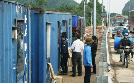 Tài xế bất bình vì trạm thu phí “đắt nhất Việt Nam” bán vé tháng - 2 Phòng bán vé tạm bợ.