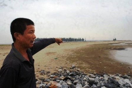 Biển lấn thực vào sát nhà dân ở xã Quảng Cư, thị xã Sầm Sơn, Thanh Hóa