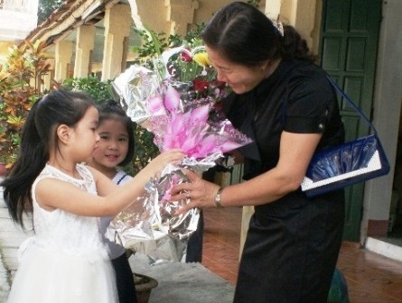 Cô Lê Thúy Hương vui mừng nhận bó hoa tươi th