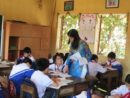  Cô Huệ ân cần giảng giải cho từng học sinh trong giờ thảo luận.