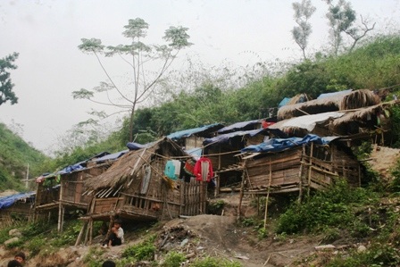 Những căn lều này là nơi trọ học của hàng trăm học sinh Trường THCS Mường Lý.