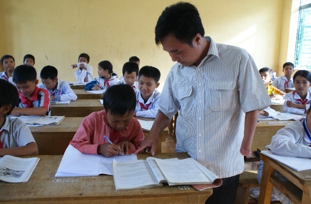 Tận tình chỉ bảo cho học sinh.