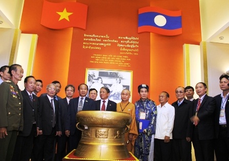 Các nghệ sĩ đến từ Việt Nam mang lời ca tiếng hát đến với kiều bào Việt Nam tại Lào.