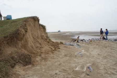 Biển lấn thực vào sát nhà dân ở xã Quảng Cư, thị xã Sầm Sơn, Thanh Hóa