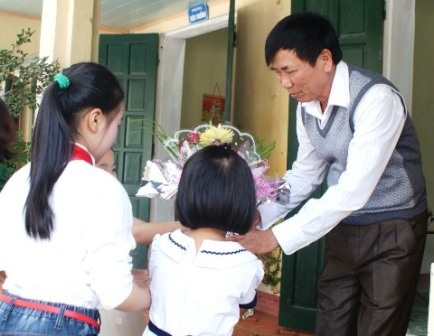 Cô Lê Thúy Hương vui mừng nhận bó hoa tươi thắm của các em học sinh (Ảnh: Thái Bá)