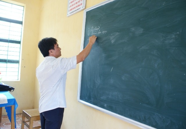 Tận tình chỉ bảo cho học sinh.