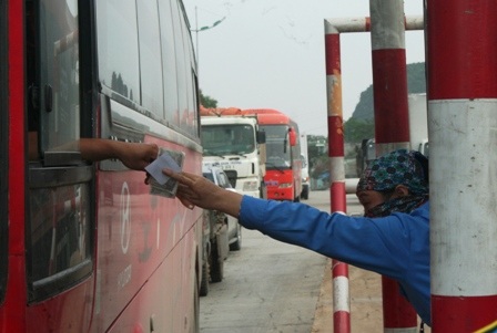 Tài xế bất bình vì trạm thu phí “đắt nhất Việt Nam” bán vé tháng - 4 Việc thu phí trở lại khiến nhiều lái xe bất ngờ.