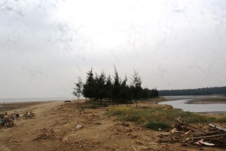 Khu nuôi trồng thủy sản của nhiều hộ dân chỉ còn cách biển bằng một bờ cát mong manh