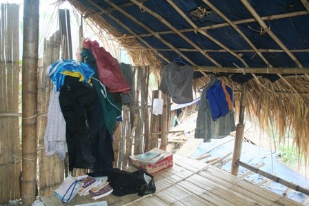 Ngồi trong lều có thể nhìn xuyên ra ngoài.