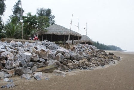 Khu nuôi trồng thủy sản của nhiều hộ dân chỉ còn cách biển bằng một bờ cát mong manh