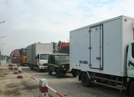 Tài xế bất bình vì trạm thu phí “đắt nhất Việt Nam” bán vé tháng - 6 Ngày đầu thu phí gây ách tắc giao thông cục bộ.