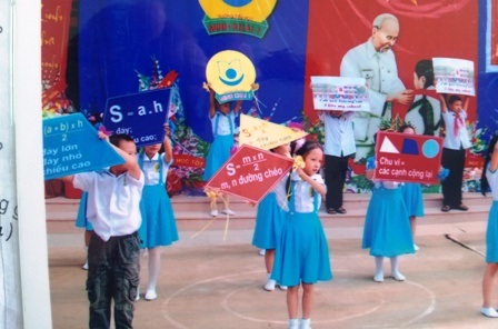 Học Toán bằng... Văn vần - 3 Học sinh vừa hát, vừa diễn bằng các đạo cụ.