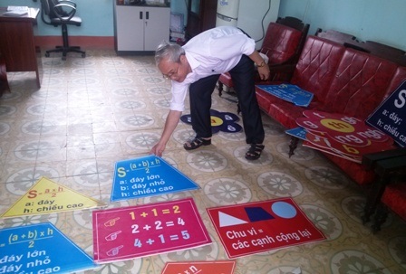 Học Toán bằng... Văn vần - 4 Học sinh vừa hát, vừa diễn bằng các đạo cụ.