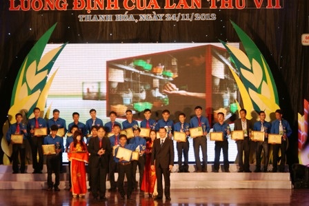 Phó Thủ tướng Vũ Văn Ninh trao thưởng cho các thanh niên tiêu biểu.