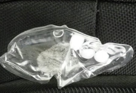 Túi chứa chất lạ được phát hiện trong sản phẩm áo ngực.