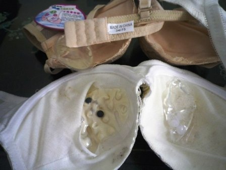 Hàng nghìn sản phẩm có chứa chất lạ bị thu giữ.