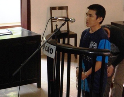 Bị cáo Sùng A Dế trước vành móng ngựa.