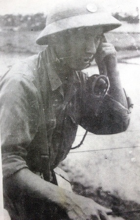 Anh lính thông tin Trần Duy Hoan lúc đang thử máy thông tin năm 1973 (ảnh tư liệu).