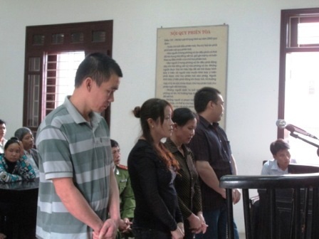 Các bị cáo (từ trái qua) Nguyễn Văn Lâm, Văn Thị Bình, Đinh Thị Ngừ, giàng A Chính