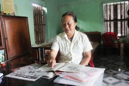 Bà Toán đang kể lại sự kiện ở Hang Khì khi bà tham gia TNXP ở Hoàng Mai cùng đồng đội.