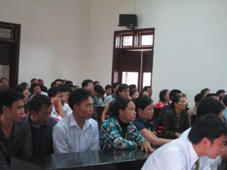 Đông đảo người dân và thân nhân bị cáo đến dự phiên tòa.