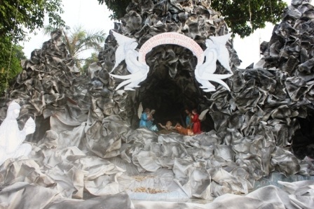 Một hang đá đã được hoàn thành sẵn sàng chào đón Noel ở Phủ Lý, Hà Nam (Ảnh: Đức Văn).