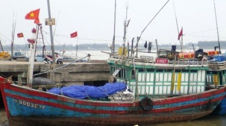 Đi vay tiền, đâm chết thủ quỹ tàu - 2 Chiếc thuyền đi câu mực chở thi thể của anh Hùng vào bờ
