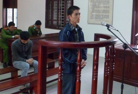 Bị cáo Vàng A Kí trước vành móng ngựa nhận án.