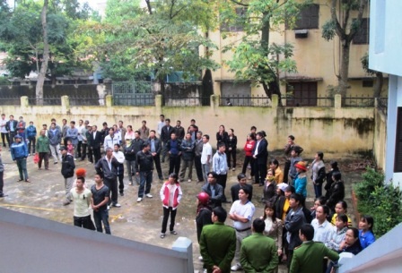  Đông đảo người dân và nhân thân bị cáo, nhân thân bị hại đến tham dự phiên toà.