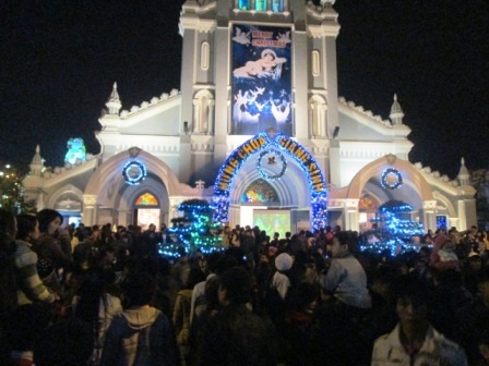 Trước nhà thờ chính tòa Thanh Hóa.