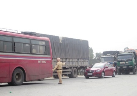 Lực lượng CSGT rất vất vả để điều tiết giao thông.