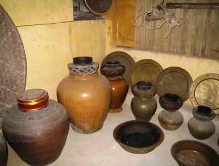 Nổi bật trong bộ sưu tập của ông Ngôn là các loại dụng cụ được làm bằng đồng.