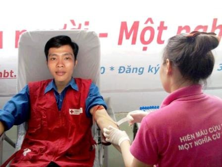 Chàng sinh viên 18 lần hiến máu cứu người - 2 Bùi Hữu Tĩnh trong một lần tham gia hiến máu.