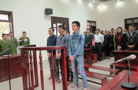 Các bị Cáo (từ trái qua): Lê Thanh Hải, Vũ Quốc Cường, Lê Xuân Luận trước vành móng ngựa.