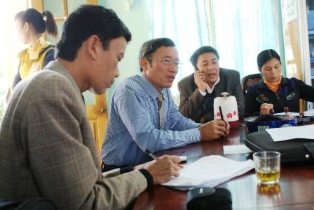 Ồng Nguyễn Bá Linh (áo xanh), 