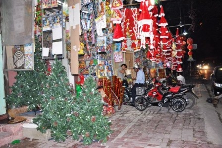 Trong khi đó, không khí Noel ở