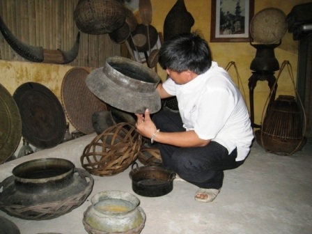 Nổi bật trong bộ sưu tập của ông Ngôn là các loại dụng cụ được làm bằng đồng.