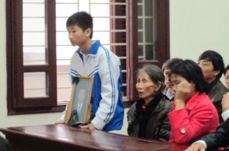 Các bị Cáo (từ trái qua): Lê Thanh Hải, Vũ Quốc Cường, Lê Xuân Luận trước vành móng ngựa.