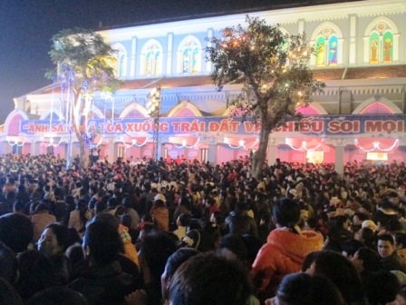 Dòng người đổ về nhà thờ chính tòa Thanh Hóa để đón lễ Noel