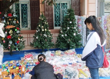 Băn khoăn chọn qùa tặng Giáng sinh (Ảnh: Nguyễn Thùy)