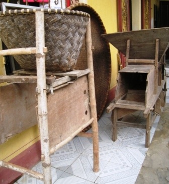 Những dụng cụ phục vụ cho việc quạt thóc, sát gạo được trưng bày chung một vị trí.