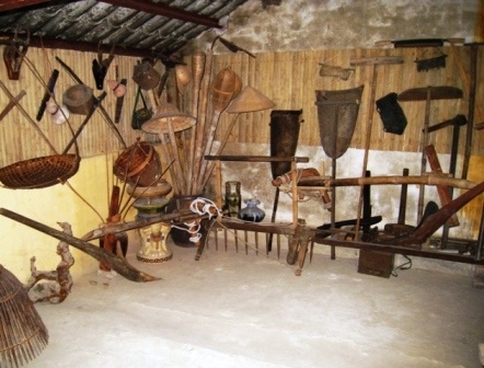 Một góc trang trí những dụng cụ của người nông dân trong “bảo tàng mi ni”