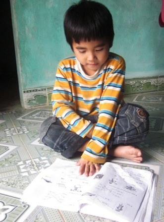 Người con trai thứ hai của vợ chồng anh Thủy chị Khương mới học lớp một có nguy cơ phải nghỉ học.