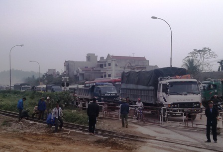 Tàu trật bánh, QL1A tắc nghẽn hàng chục km - 4 Đến 8 giờ sáng cùng ngày, các đoàn tàu khác mới có thể tiếp tục hành trình.