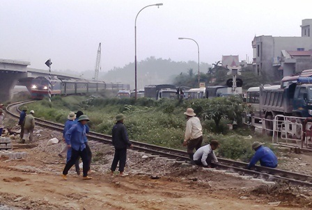Tàu trật bánh, QL1A tắc nghẽn hàng chục km - 5 Đến 8 giờ sáng cùng ngày, các đoàn tàu khác mới có thể tiếp tục hành trình.