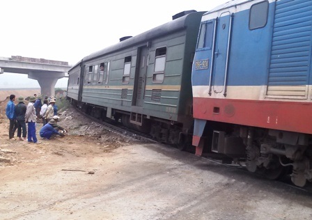 Tàu trật bánh, QL1A tắc nghẽn hàng chục km - 6 Đến 8 giờ sáng cùng ngày, các đoàn tàu khác mới có thể tiếp tục hành trình.