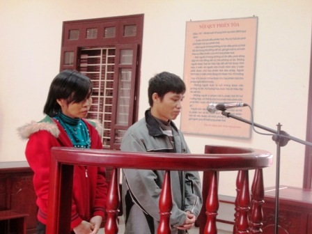 Bị cáo Nguyễn Thị Vinh và Bùi Xuân Giang trước vành móng ngựa.