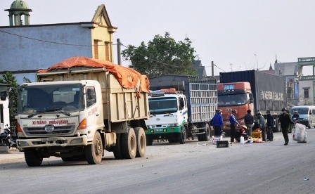  Hiện trường vụ tai nạn trên QL1A khiến nam thanh niên chết thảm.