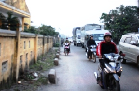  Vụ tai nạn làm các phương tiện giao thông trên QL21B di chuyển khá khó khăn.