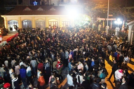  Hàng nghìn người chen chúc nhau đổ về nhà thờ lớn Phủ Lý (Ảnh: Đức Văn).